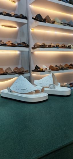 صورة حذاء شرقي جلد تمساح ارضيه ملبس مريح ومانع الانزلاق